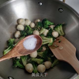 西兰花炒鹌鹑蛋的做法步骤：10