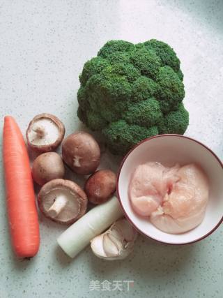 鸡肉胡萝卜炒西兰花的做法步骤：1