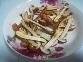 春季润燥汤水——虎松茸豆苗汤的做法步骤：1