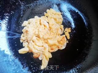 黑木耳黄瓜炒鸡蛋的做法步骤：2