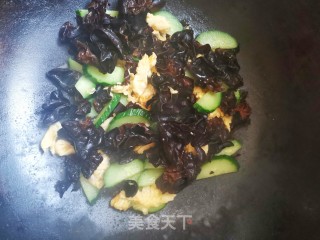 黑木耳黄瓜炒鸡蛋的做法步骤：5