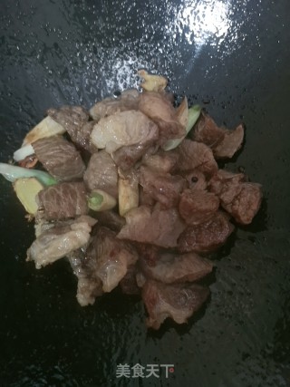 土豆红萝卜烧牛肉的做法步骤：4