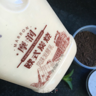 草莓炭烧酸奶盆栽的做法步骤：2