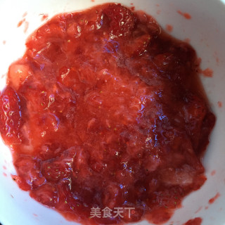 草莓炭烧酸奶盆栽的做法步骤：3
