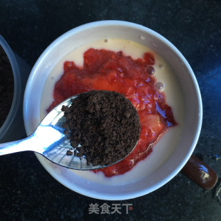草莓炭烧酸奶盆栽的做法步骤：6