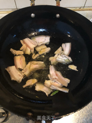 青椒五花肉的做法步骤：1