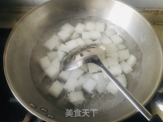 白萝卜烩土鸡的做法步骤：2