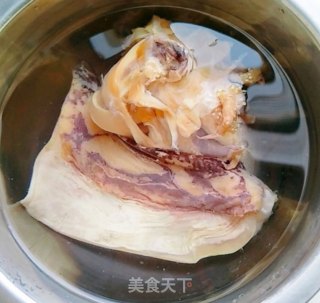 墨鱼老鸭汤的做法步骤：1