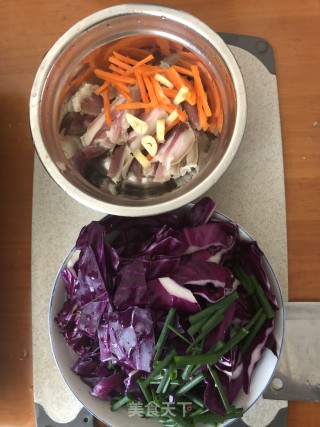 紫甘蓝炒腊肉的做法步骤：1