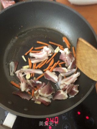 紫甘蓝炒腊肉的做法步骤：2