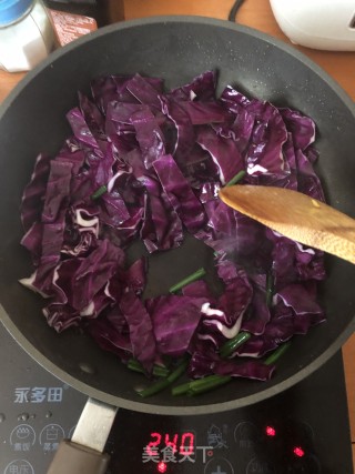紫甘蓝炒腊肉的做法步骤：4
