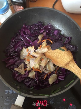 紫甘蓝炒腊肉的做法步骤：5
