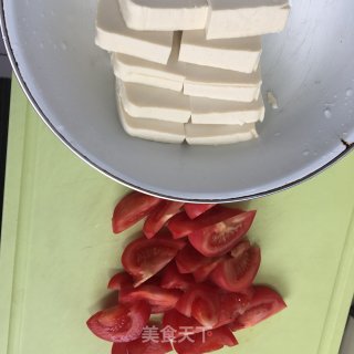 西红柿烧豆腐的做法步骤：1