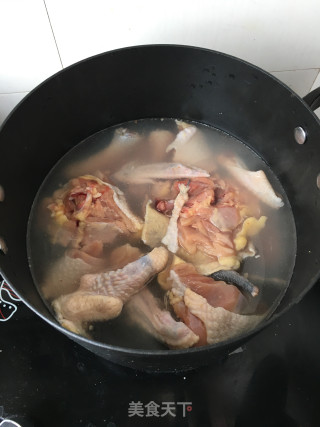 “春季润燥汤水”菌菇鸡汤的做法步骤：1