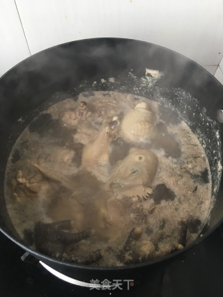 “春季润燥汤水”菌菇鸡汤的做法步骤：2