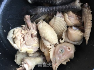 “春季润燥汤水”菌菇鸡汤的做法步骤：3