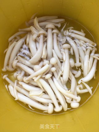 “春季润燥汤水”菌菇鸡汤的做法步骤：4