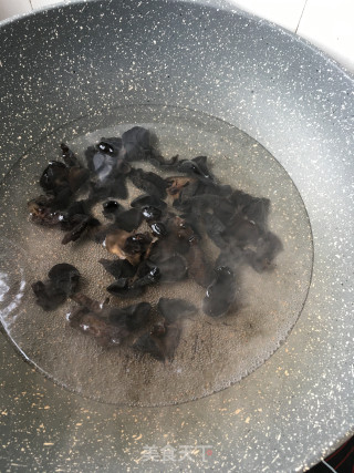 “春季润燥汤水”菌菇鸡汤的做法步骤：6