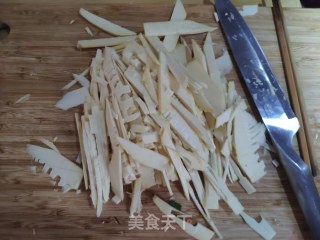 冬笋豆干炒肉的做法步骤：2