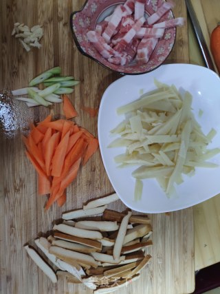 冬笋豆干炒肉的做法步骤：4