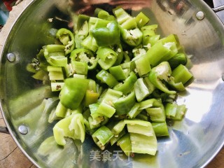 青椒面粉炒鸡蛋的做法步骤：1