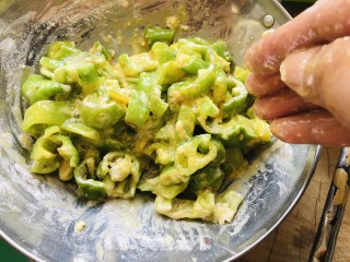 青椒面粉炒鸡蛋的做法步骤：6