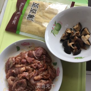 香菇瘦肉豆皮汤的做法步骤：1