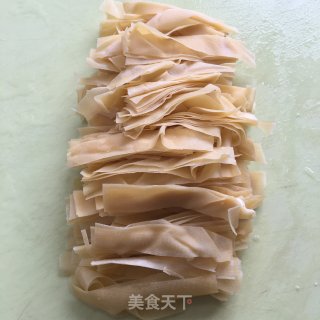 香菇瘦肉豆皮汤的做法步骤：2