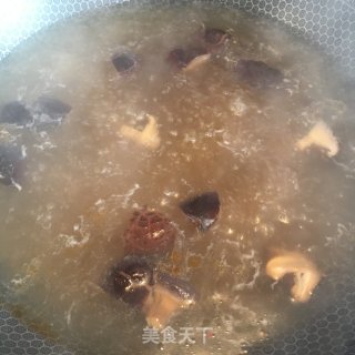 香菇瘦肉豆皮汤的做法步骤：4