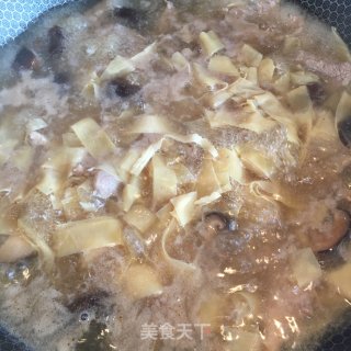 香菇瘦肉豆皮汤的做法步骤：5