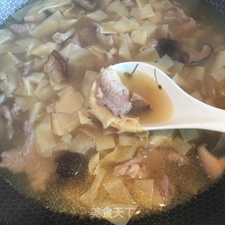 香菇瘦肉豆皮汤的做法步骤：6