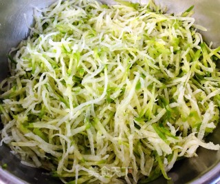 #春季润燥汤水#萝卜丝虾滑豆腐汤的做法步骤：2