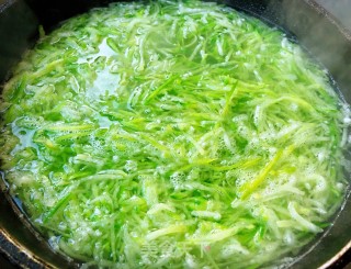 #春季润燥汤水#萝卜丝虾滑豆腐汤的做法步骤：3