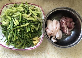 蒜苔五花肉的做法步骤：1