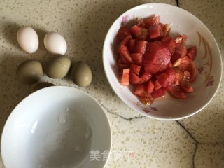番茄炒鸽蛋的做法步骤：1