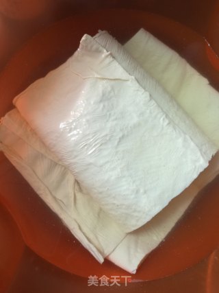 黄花菜豆皮墨鱼汤的做法步骤：2