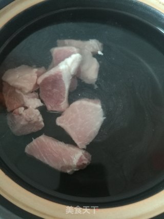 黄花菜豆皮墨鱼汤的做法步骤：4