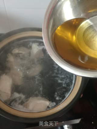 黄花菜豆皮墨鱼汤的做法步骤：8