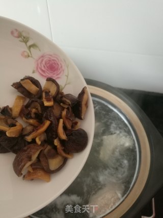 黄花菜豆皮墨鱼汤的做法步骤：9
