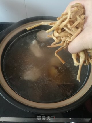 黄花菜豆皮墨鱼汤的做法步骤：10