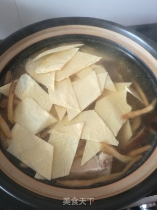 黄花菜豆皮墨鱼汤的做法步骤：11