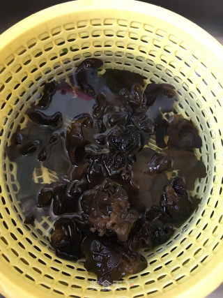 木耳鸽子汤的做法步骤：2