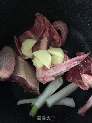 木耳鸽子汤的做法步骤：3