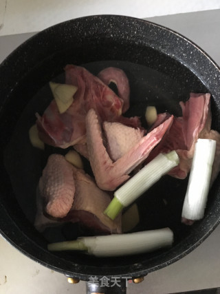 木耳鸽子汤的做法步骤：4