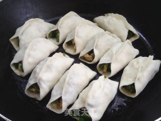 鸡蛋韭菜馅锅贴的做法步骤：9