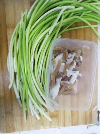 咸肉炒蒜苗的做法步骤：1