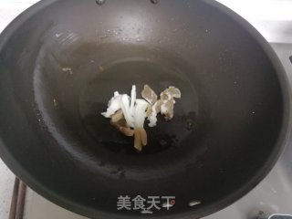 咸肉炒蒜苗的做法步骤：2