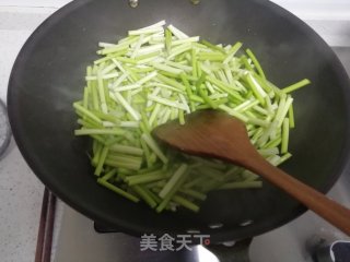 咸肉炒蒜苗的做法步骤：4