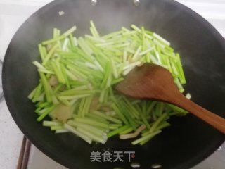 咸肉炒蒜苗的做法步骤：5