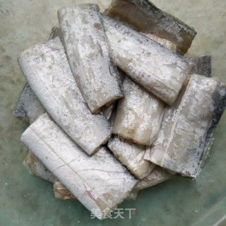煎带鱼的做法步骤：1